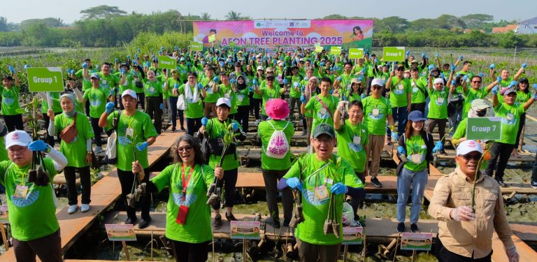 Aktivitas treeplanting atau penanaman pohon mangrove