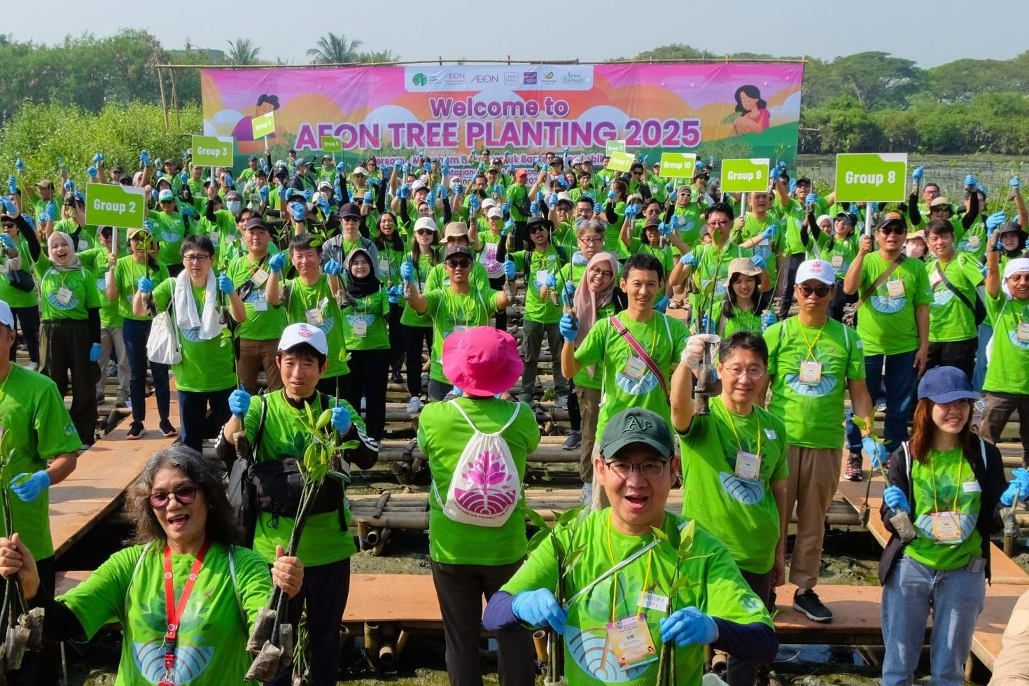 Aktivitas treeplanting atau penanaman pohon mangrove