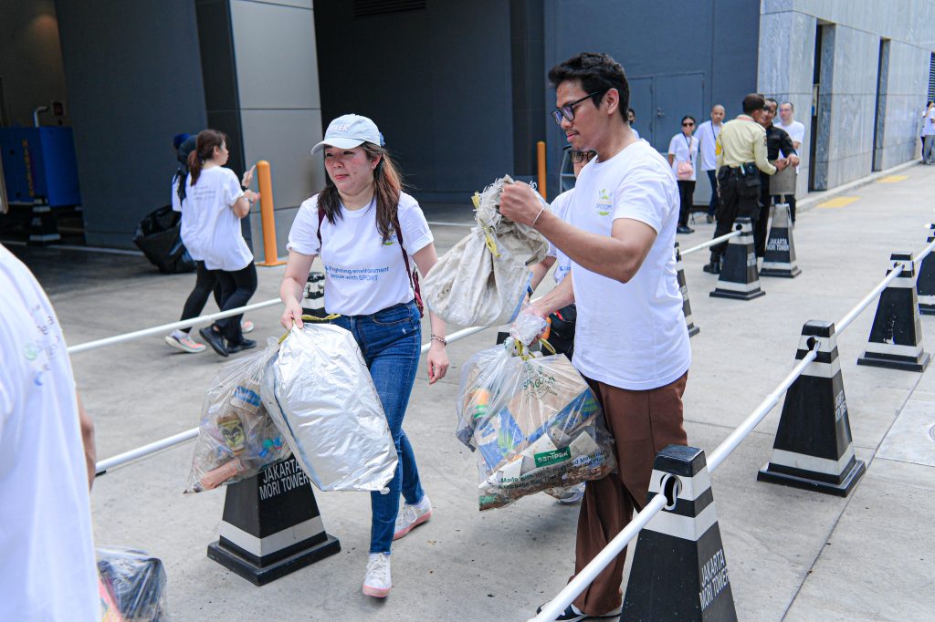 SPOGOMI participants bring their collected wastes to be weight