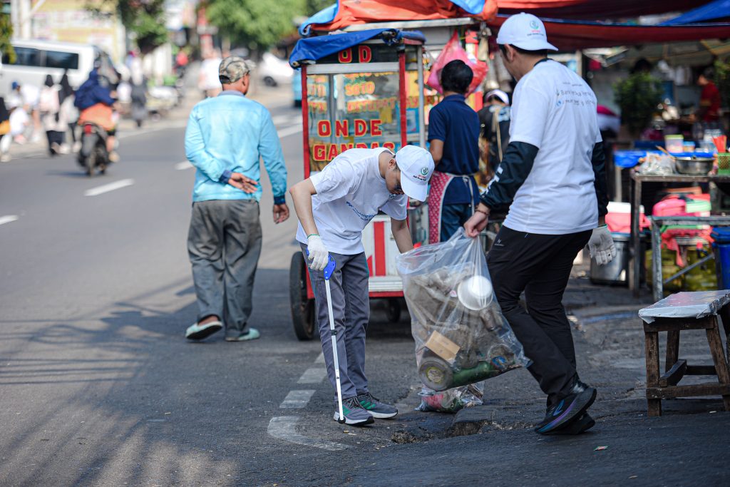 SPOGOMI participants collecting waste
